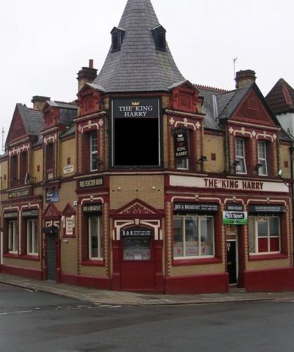 The King Harry Bar & Hostel - 