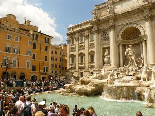 AIDA TREVI FOUNTAIN ROME