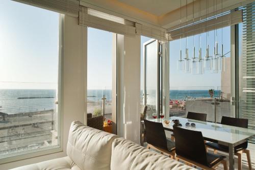 STUNNING APT W/ BALCONY AND SEA VIEW BY SEA N' RENT