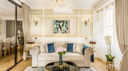 LUXURY 6 BEDROOM 5 BATHROOM PALACE APARTMENT AC LOUVRE VIEW