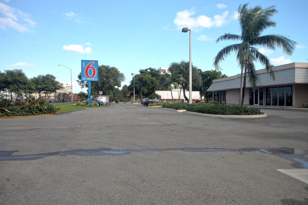 Motel 6 Miami FL - Featured Image