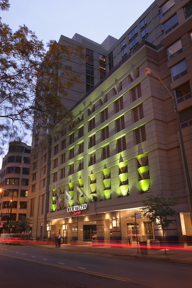 Courtyard Chicago Downtown/River North