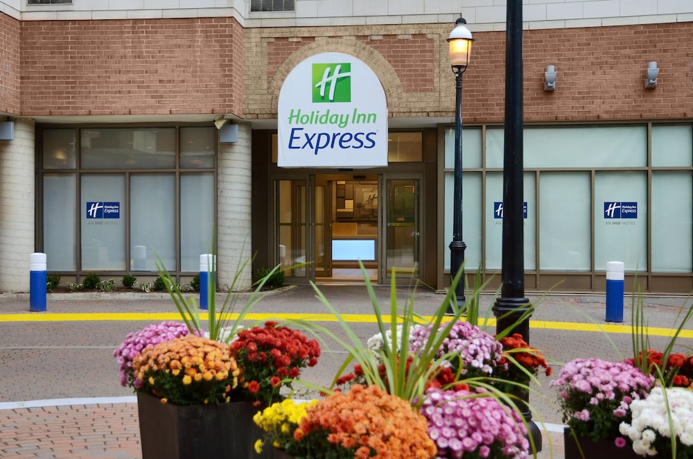 Holiday Inn Express Toronto Downtown - Featured Image