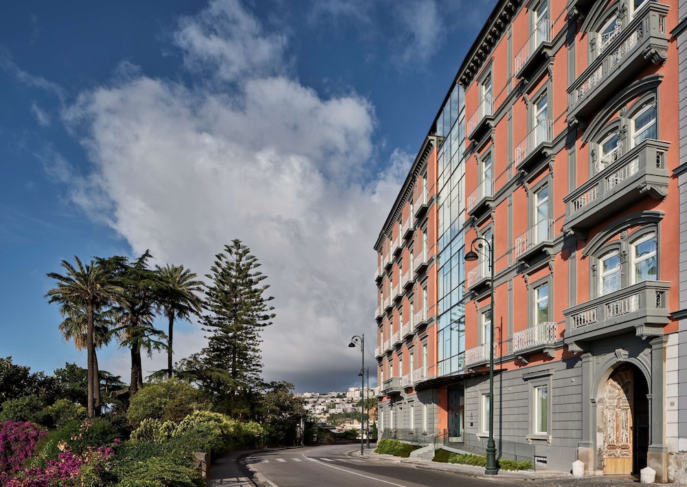 Britannique Hotel Naples, Curio Collection by Hilton