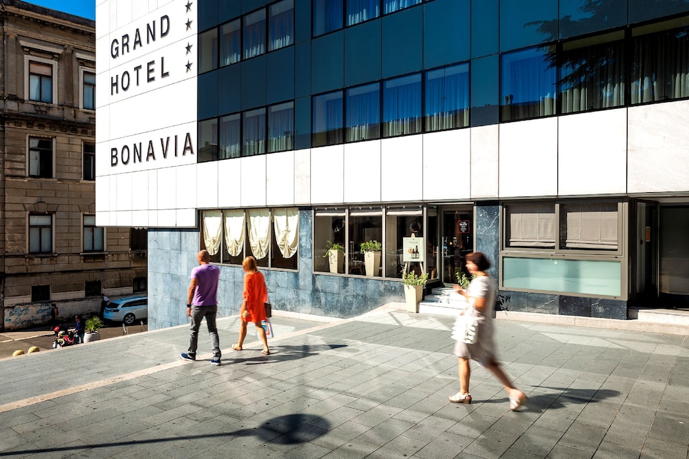 Hotel Bonavia Plava Laguna - Featured Image