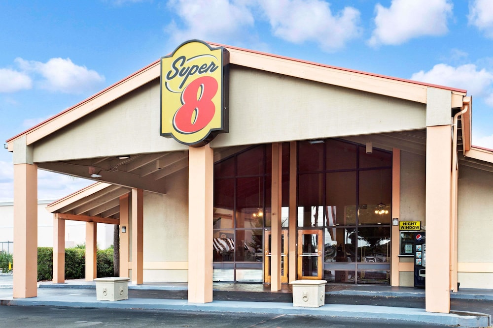 Super 8 by Wyndham Kissimmee/Maingate/Orlando Area - Featured Image