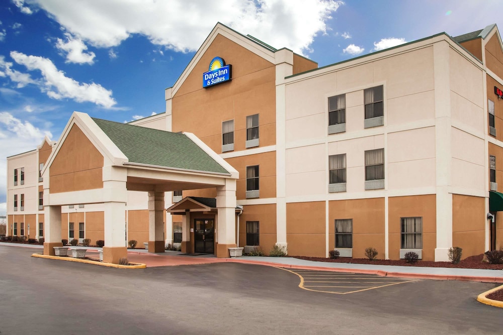 Days Inn & Suites by Wyndham Harvey Chicago Southland - Featured Image