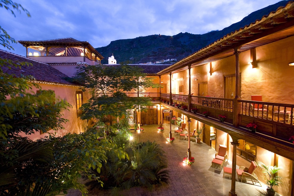 Hotel La Quinta Roja - Featured Image