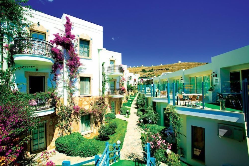 Siesta Beach Apartments - Featured Image