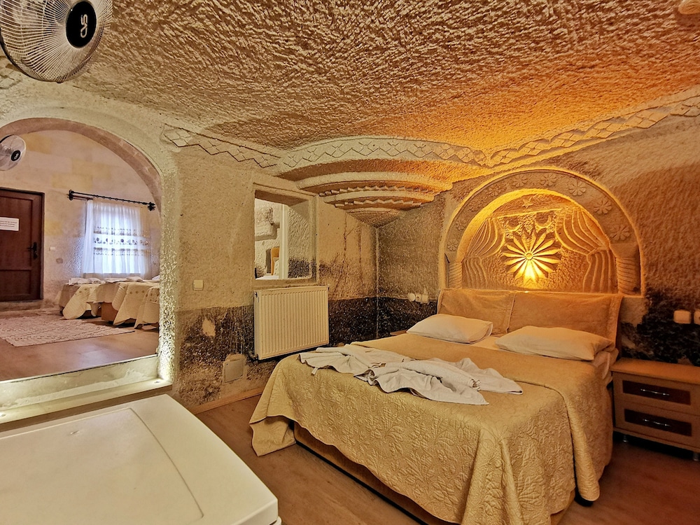 Falcon Cave Suites - Featured Image