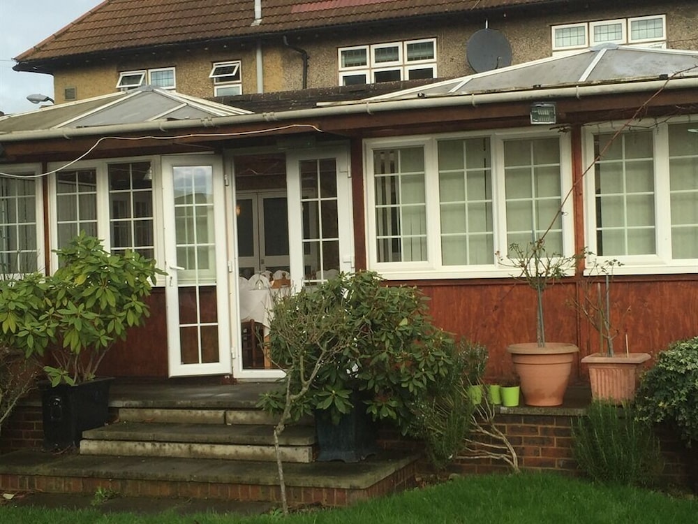 Colnbrook Lodge Guest House - Featured Image