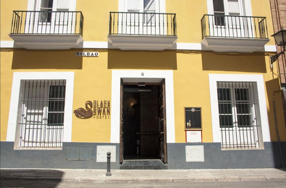 Black Swan Hostel Sevilla - Featured Image