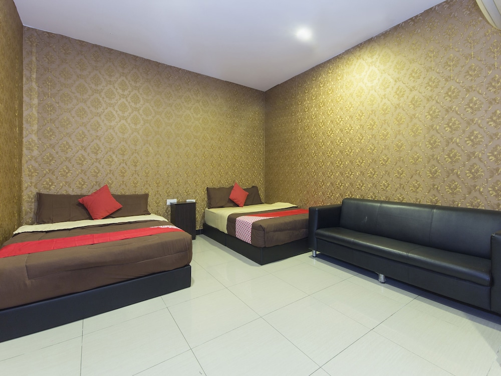 OYO 439 Night Queen Hotel - Featured Image