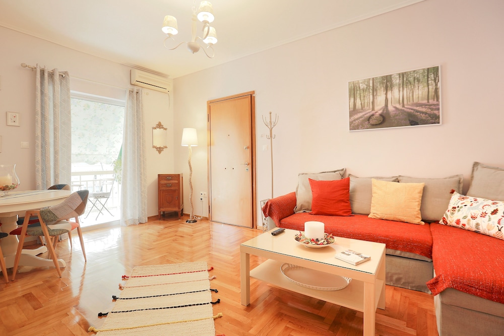 Cosy & Bright 2 Bedroom Apartment in Koukaki