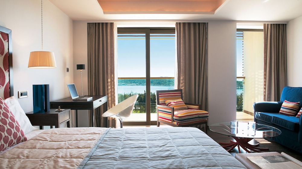 Vouliagmeni Suites - Featured Image