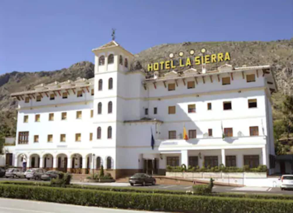 Hotel La Sierra - Featured Image