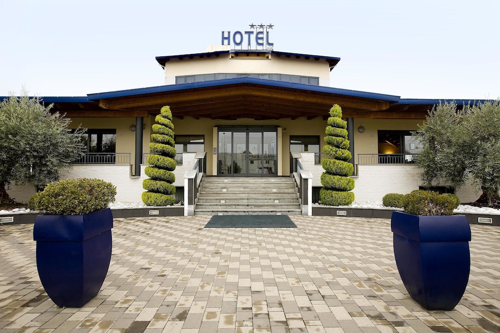 Hotel Gallia - Featured Image