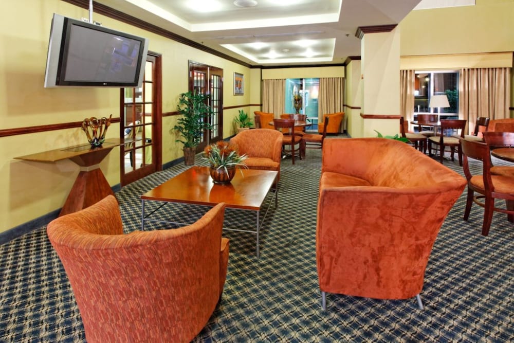 Holiday Inn Express Hotel & Suites Trincity Trinidad Airport - Lobby