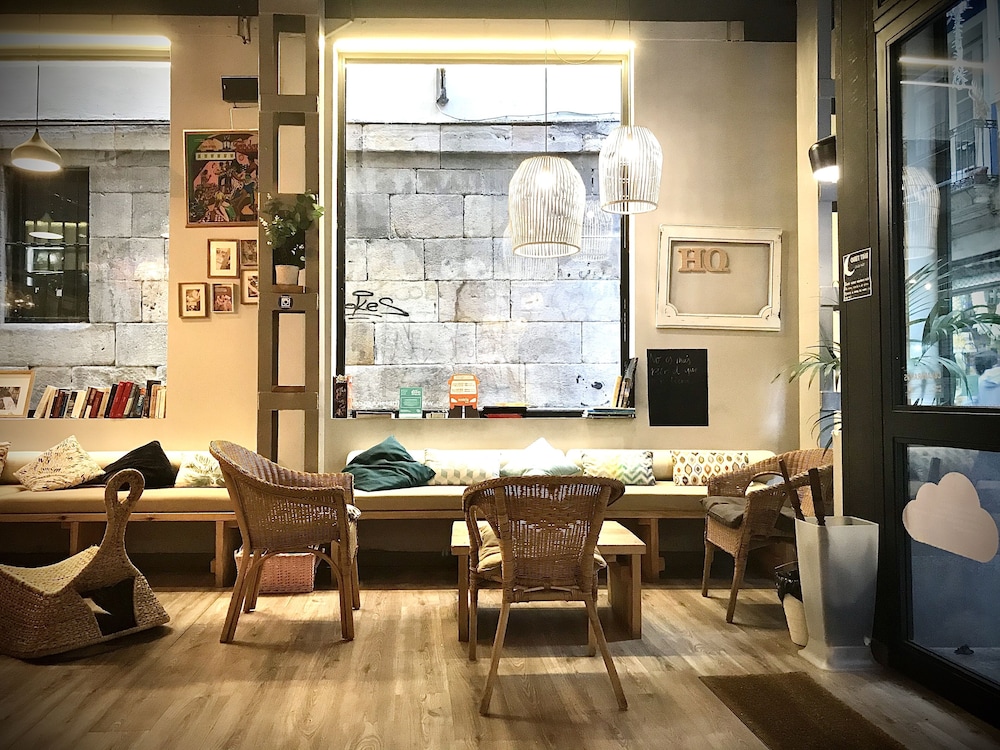 Quartier Bilbao Hostel - Featured Image