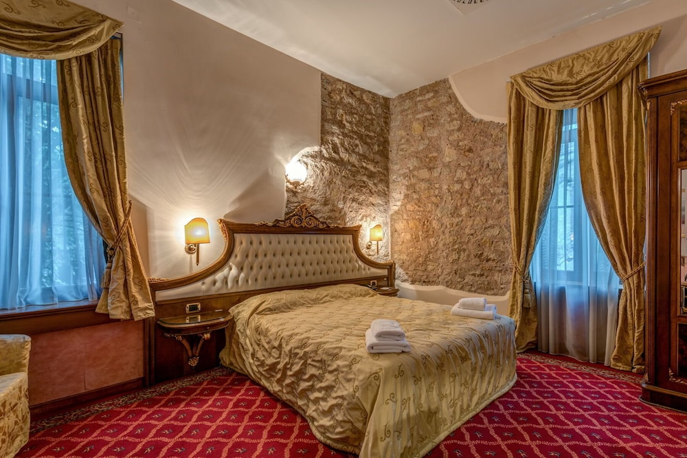Hotel Alexios - Featured Image