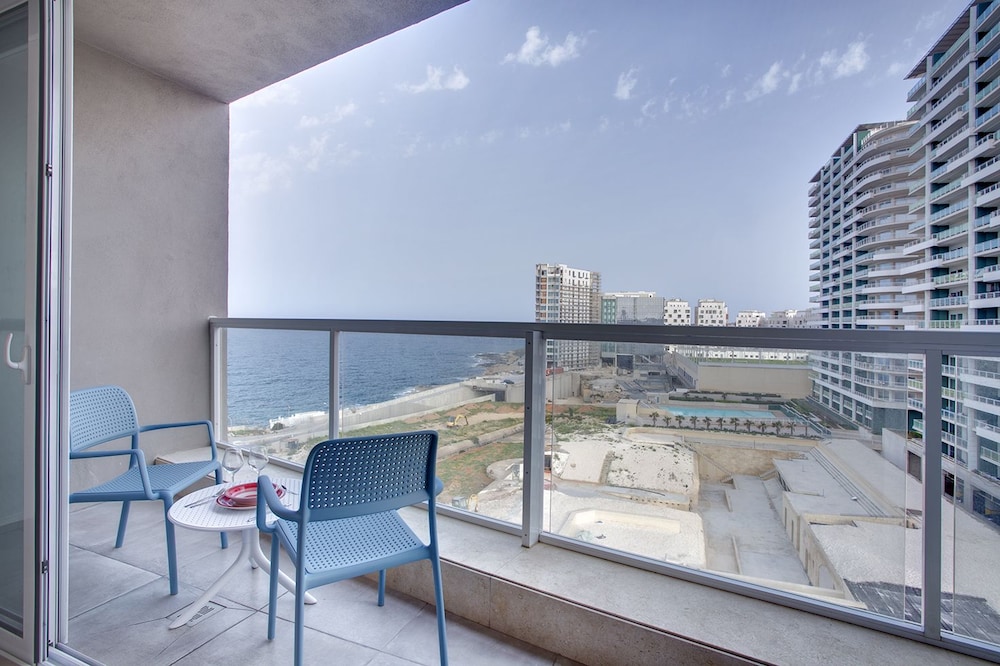 Modern Seaview Apartment In a Prime Location - Featured Image