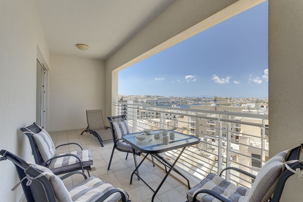 Luxury Apartment inc Pool & Views - Featured Image