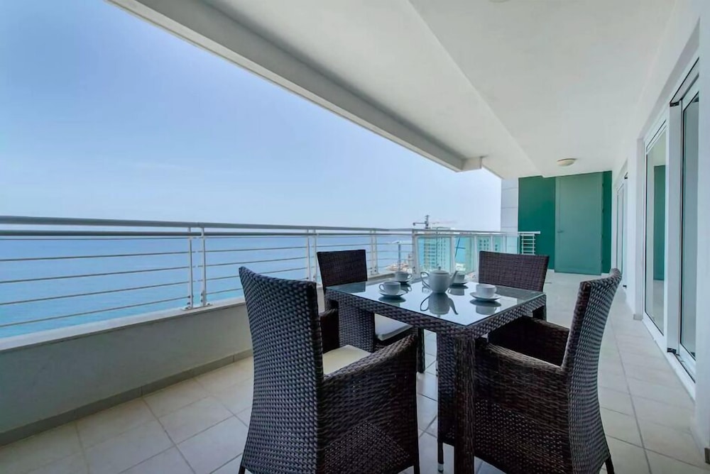 Seafront Luxury Apartment, Pool and Great Location - Featured Image