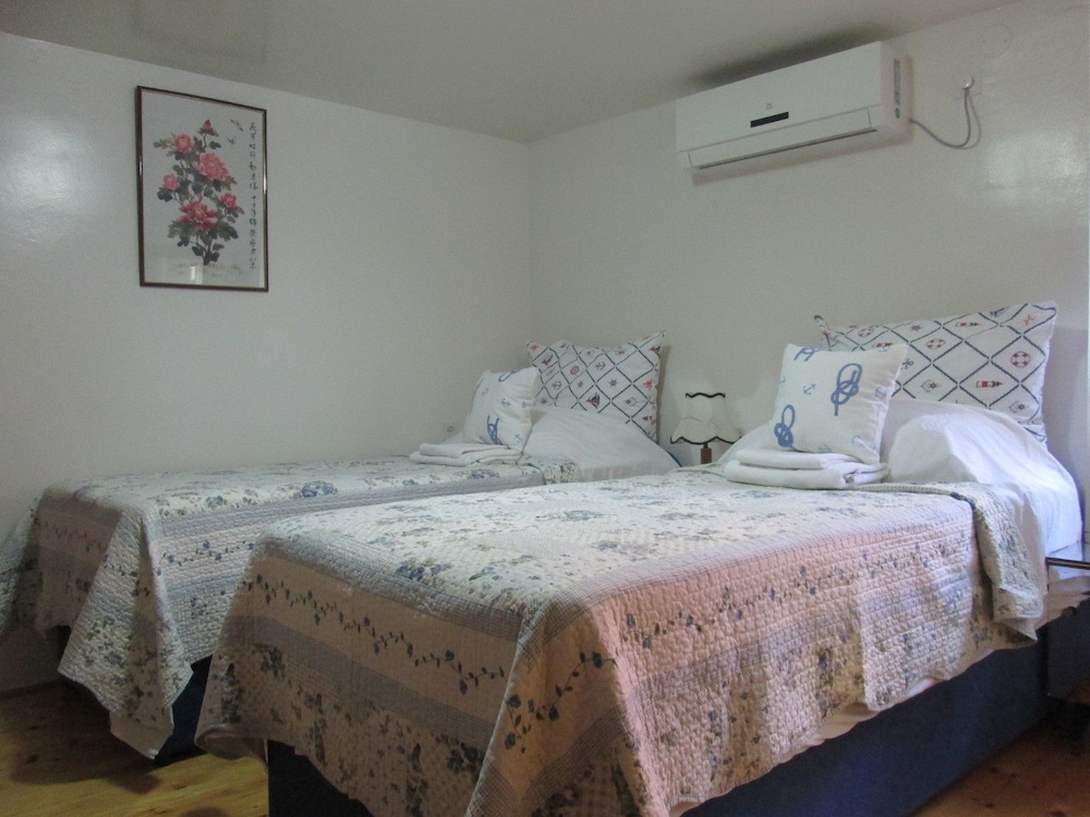 Cozy En-suite Rm on Dumanica- - Featured Image