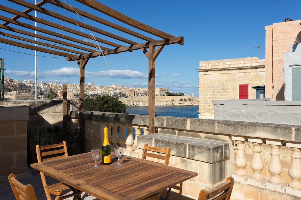 Traditional Maltese Townhouse, Roof Terrace and Views - Featured Image