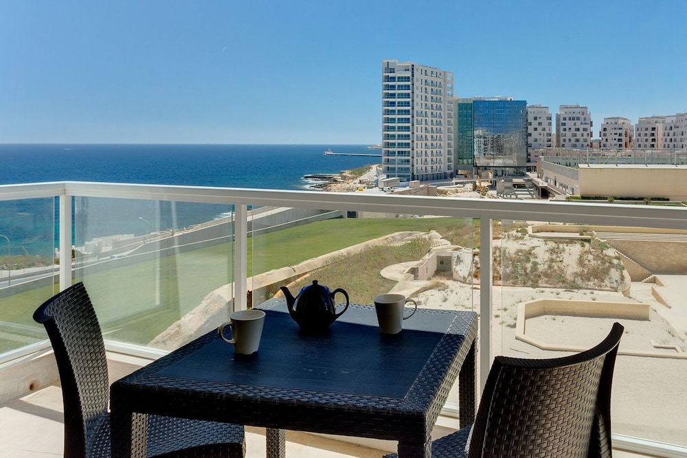 Stunning Seaview Apartment, Free Wifi