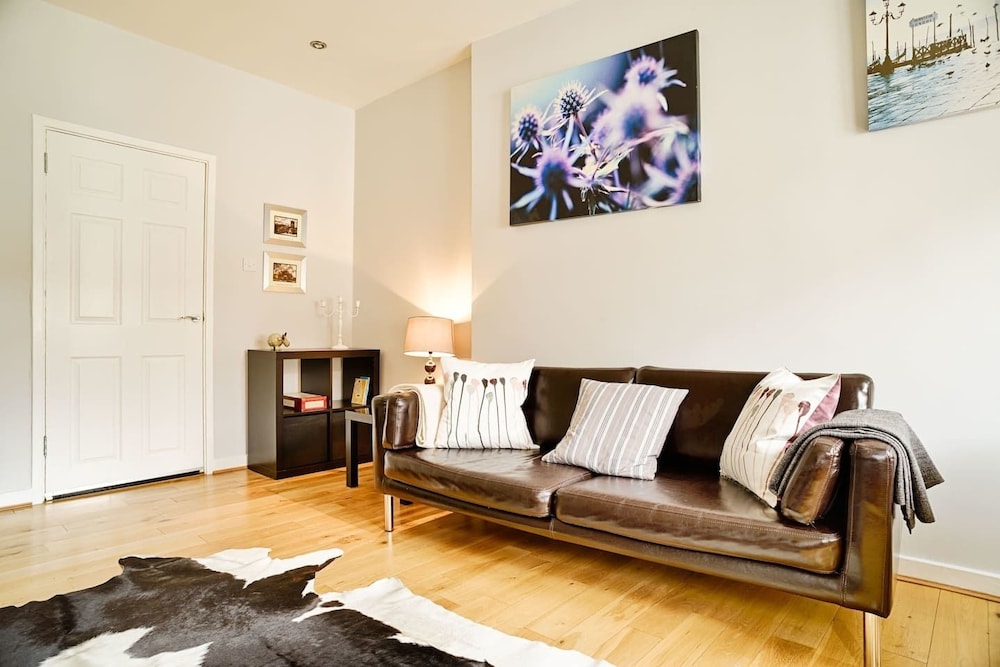 Bright Royal Mile Apartment