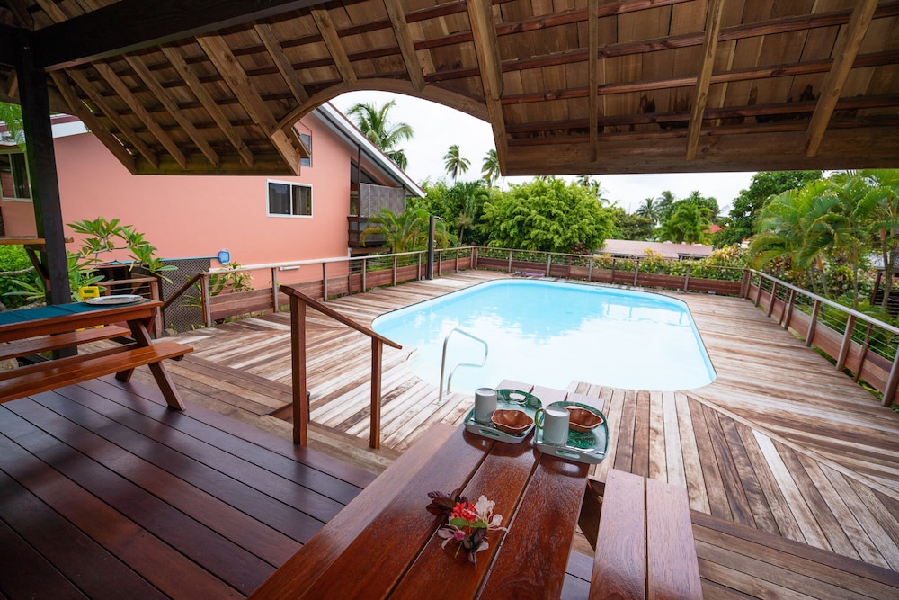 Bora Bora Holiday's Lodge - Featured Image