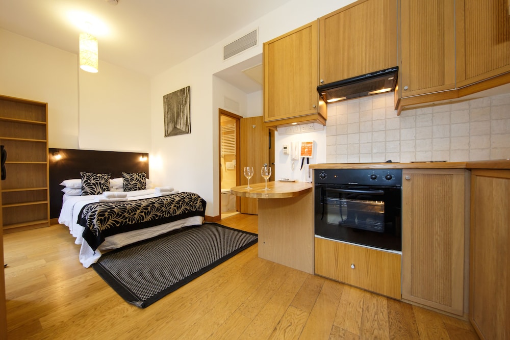 Studios 2 Let Serviced Apartments