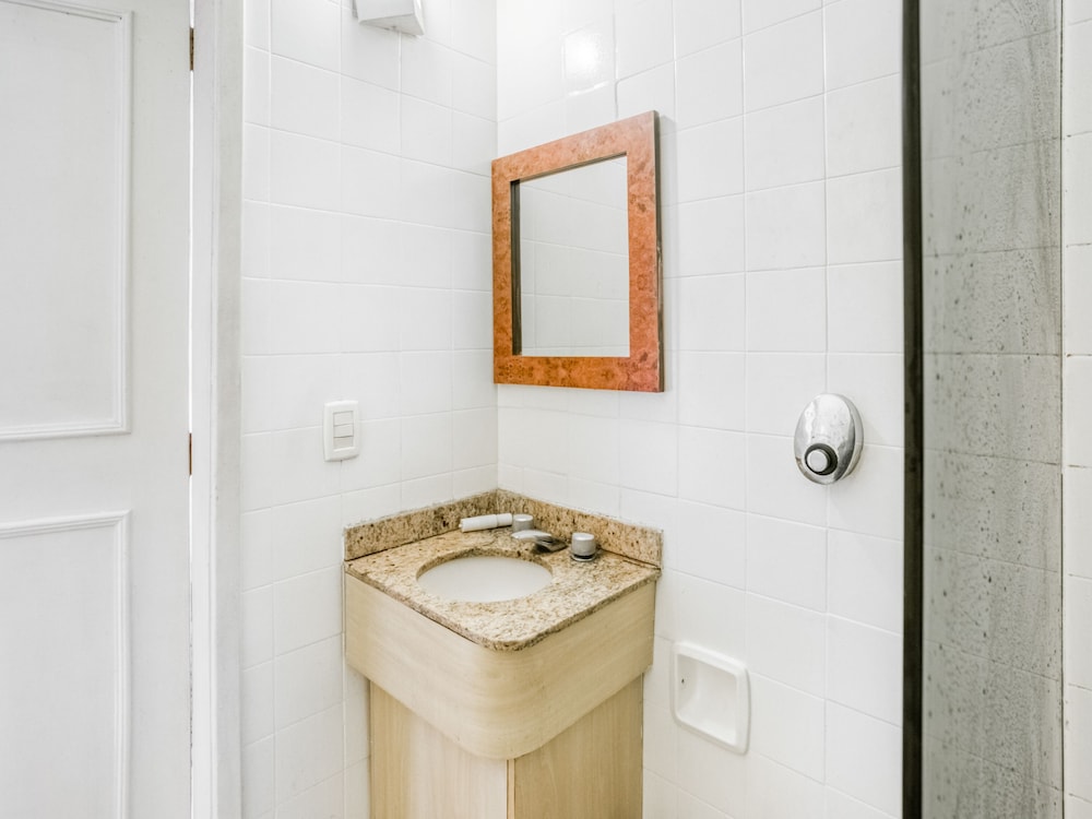 Nobs Hotel by OYO Rooms - Bathroom