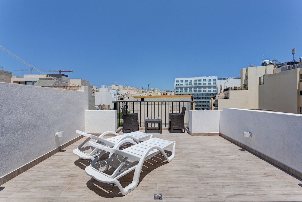 Cosy 1BR Penthouse With Terrace, Great Location - Featured Image