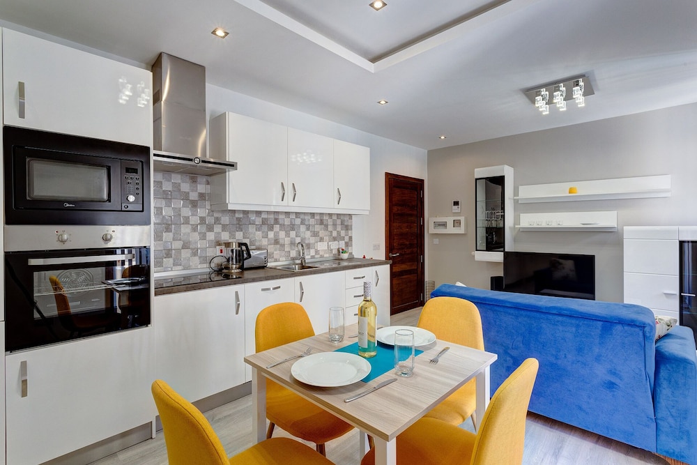 Modern Apartment Just off the Promenade - Featured Image