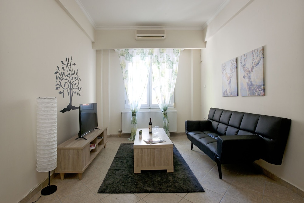 Hotel Comfortable Apartment At The Foot of The Odeon of Herodes Atticus
