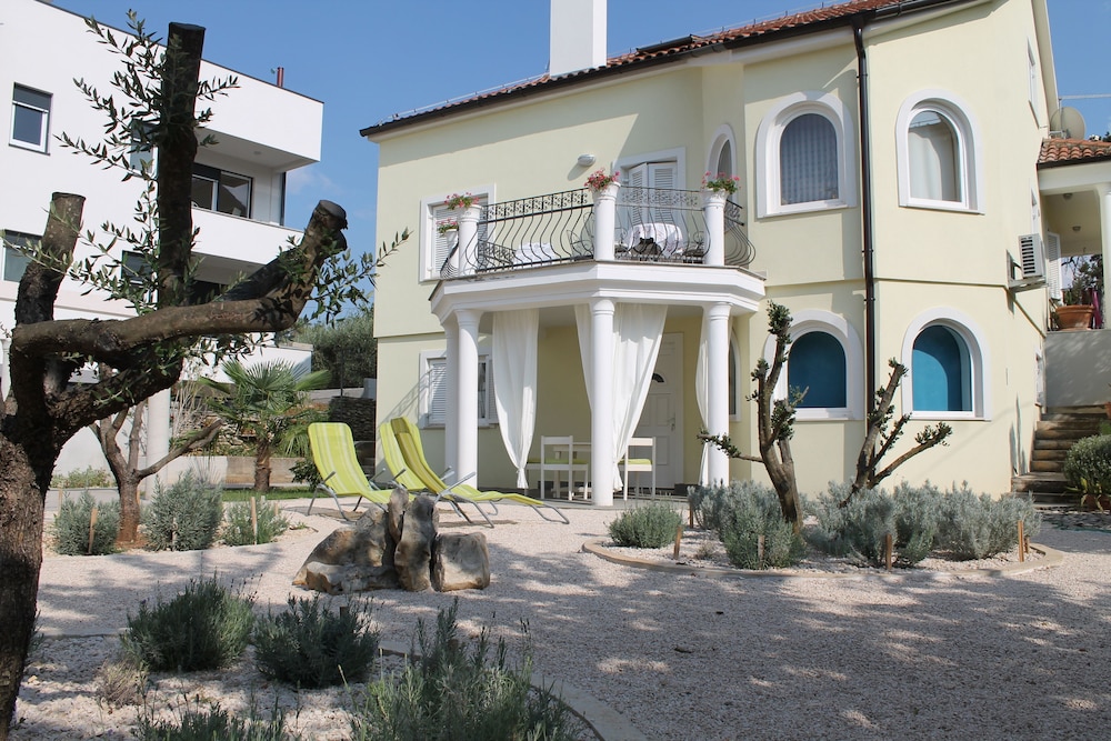 Villa Mandolina Apartments - Featured Image