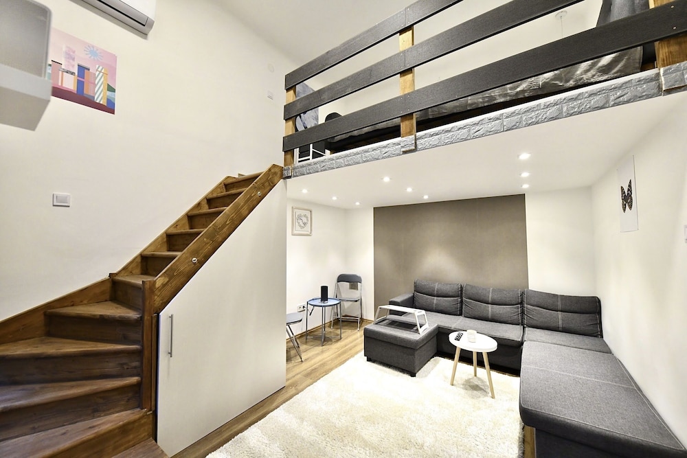 Cosy flat in Király str, King - Featured Image