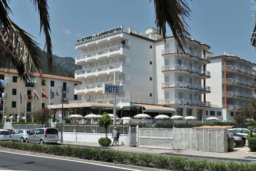 Hotel Pietra di Luna - Featured Image