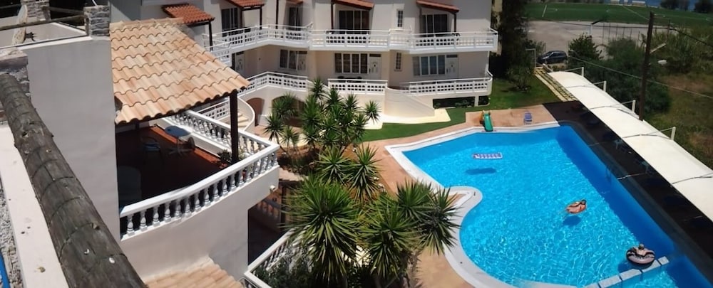 Hotel Perla Beach Suites